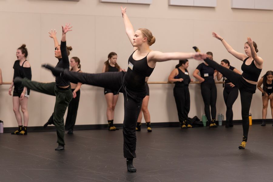 dancers practicing 