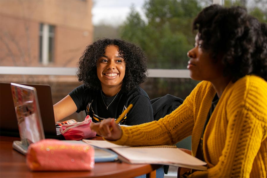 ksu student learning how to become a learning assistant.