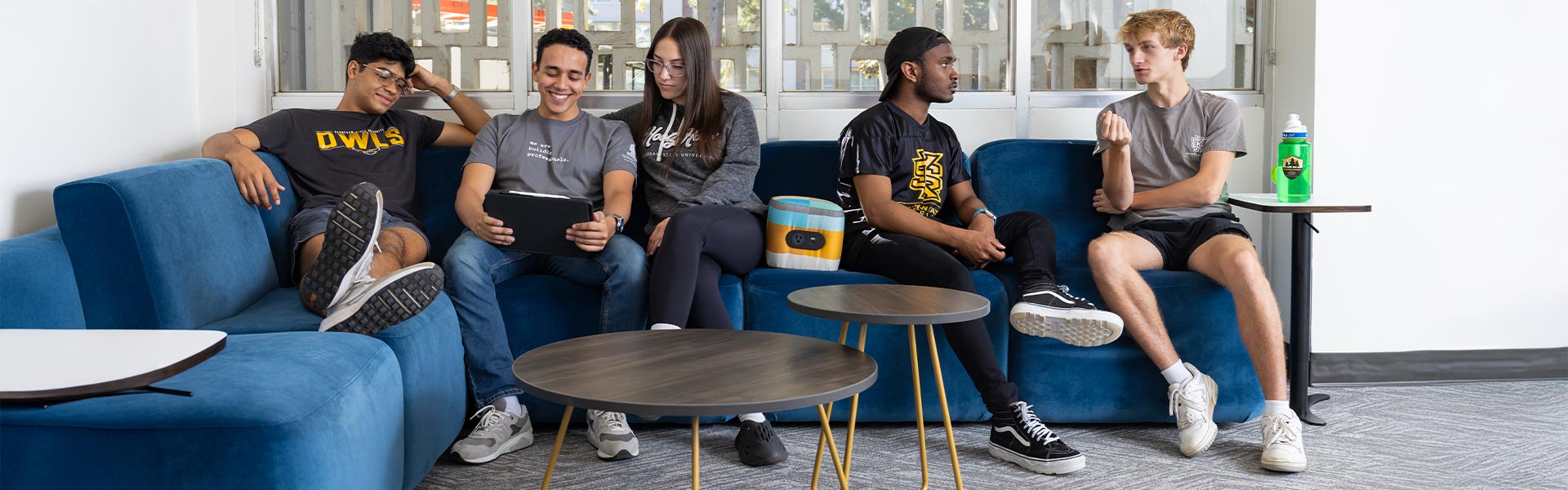 group of ksu students hanging out and collaborating on the sofa.