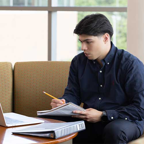 ksu student using their laptop to research.