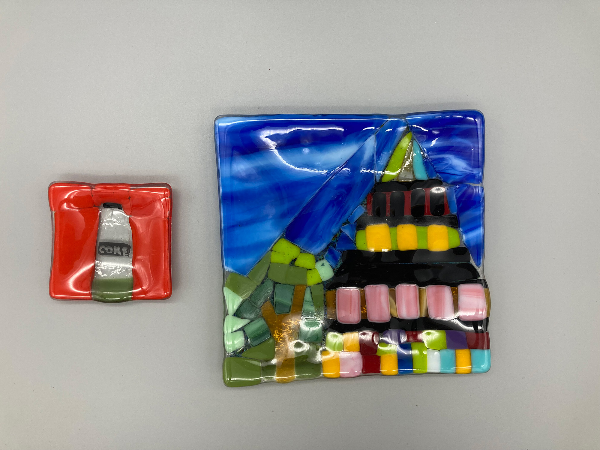 Stephanie Woodard - close up of glass dishes 2023. / Stephanie Woodard - close up of glass dishes 2023.