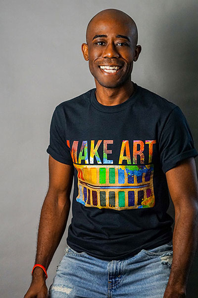 headshot of Kenny Davis wearing a t-shirt that says make art