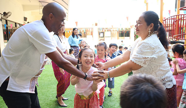 image of Thai Cultural Day, little girl going between two people