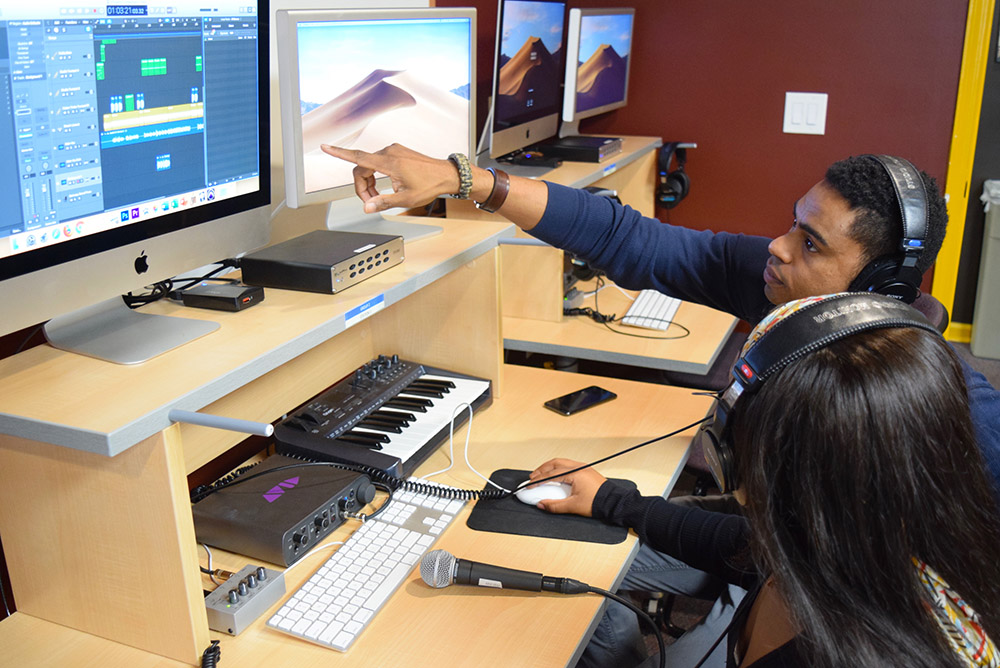 Joel A. Katz Music and Entertainment Business Program students in the MacLab