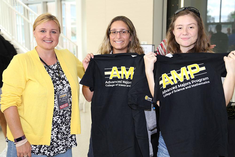  / Dr. Jennifer Louten (left) with Advanced Majors Program (AMP) students