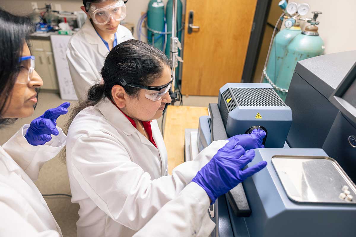 Dr. Kisa Ranasinghe and students working on research in the laboratory. / Dr. Kisa Ranasinghe and students working on research in the laboratory.