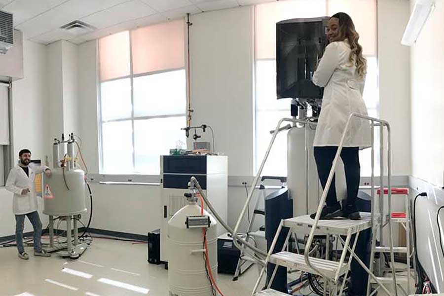 undergraduate ksu students at the nuclear magnetic resonance core facility