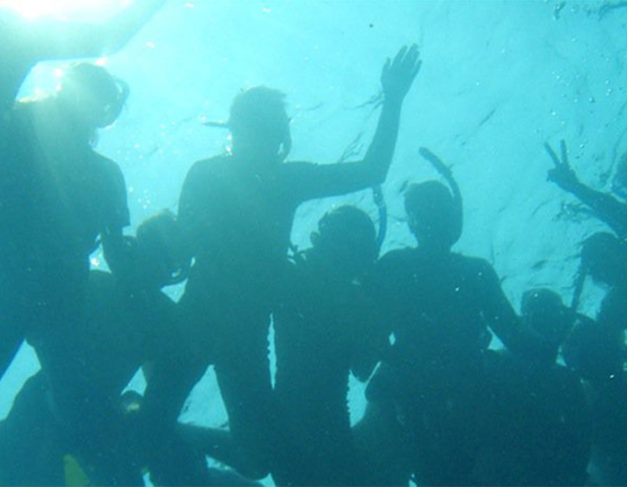 ksu students in belize in the ocean