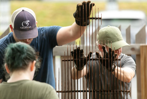 ksu students putting up an iron gate