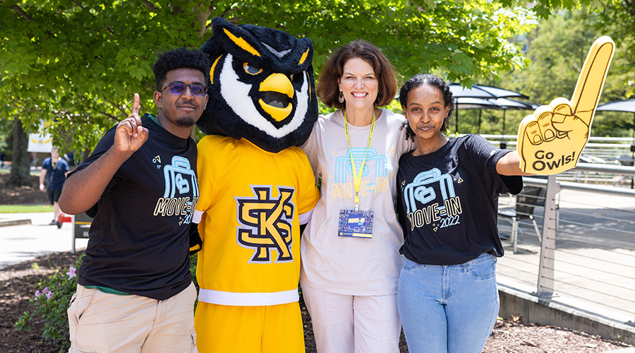 Students with President Schwaig at Move-In