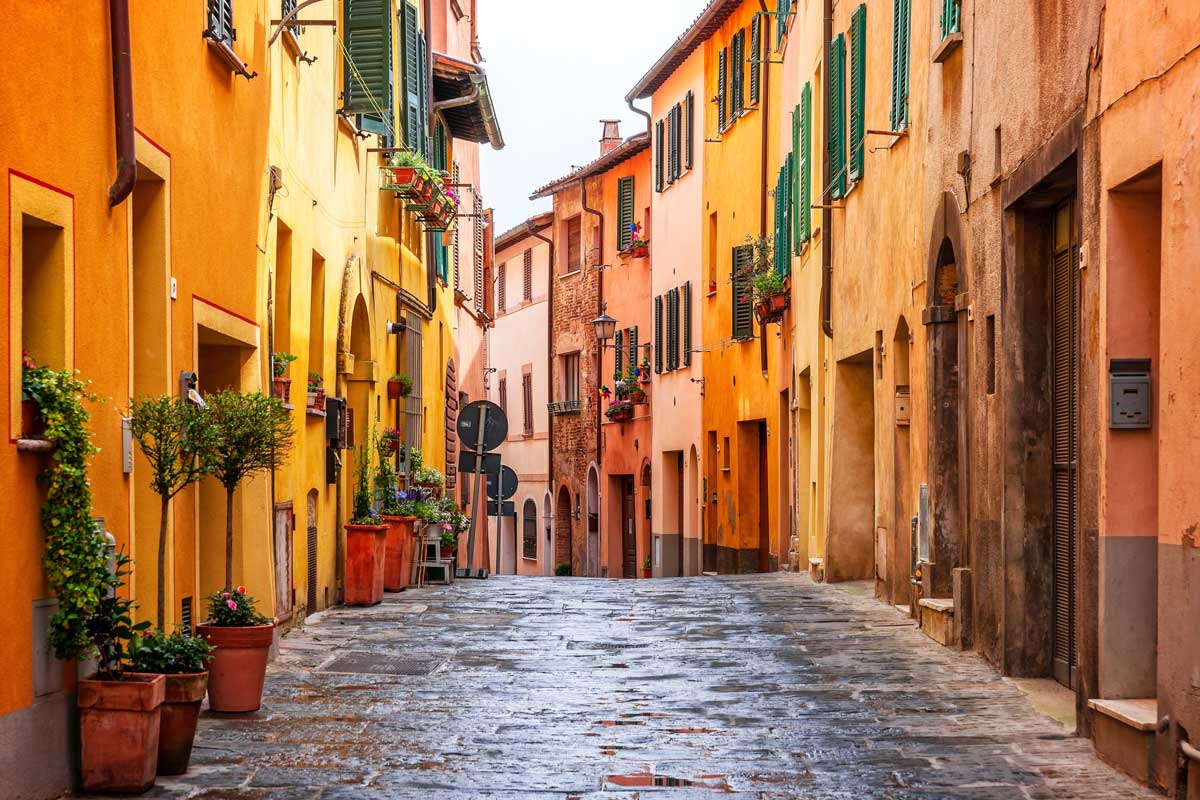 / Beautiful alley in Tuscany, Old town Montepulciano, Italy