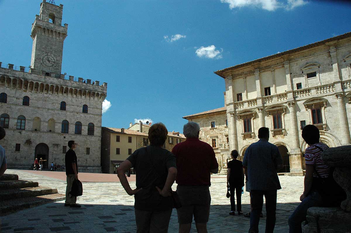 / Montepulciano. Piazza Grande and the cathedral, the town hall, the well of the Griffins and the Lions, the Pulcinella clock tower
