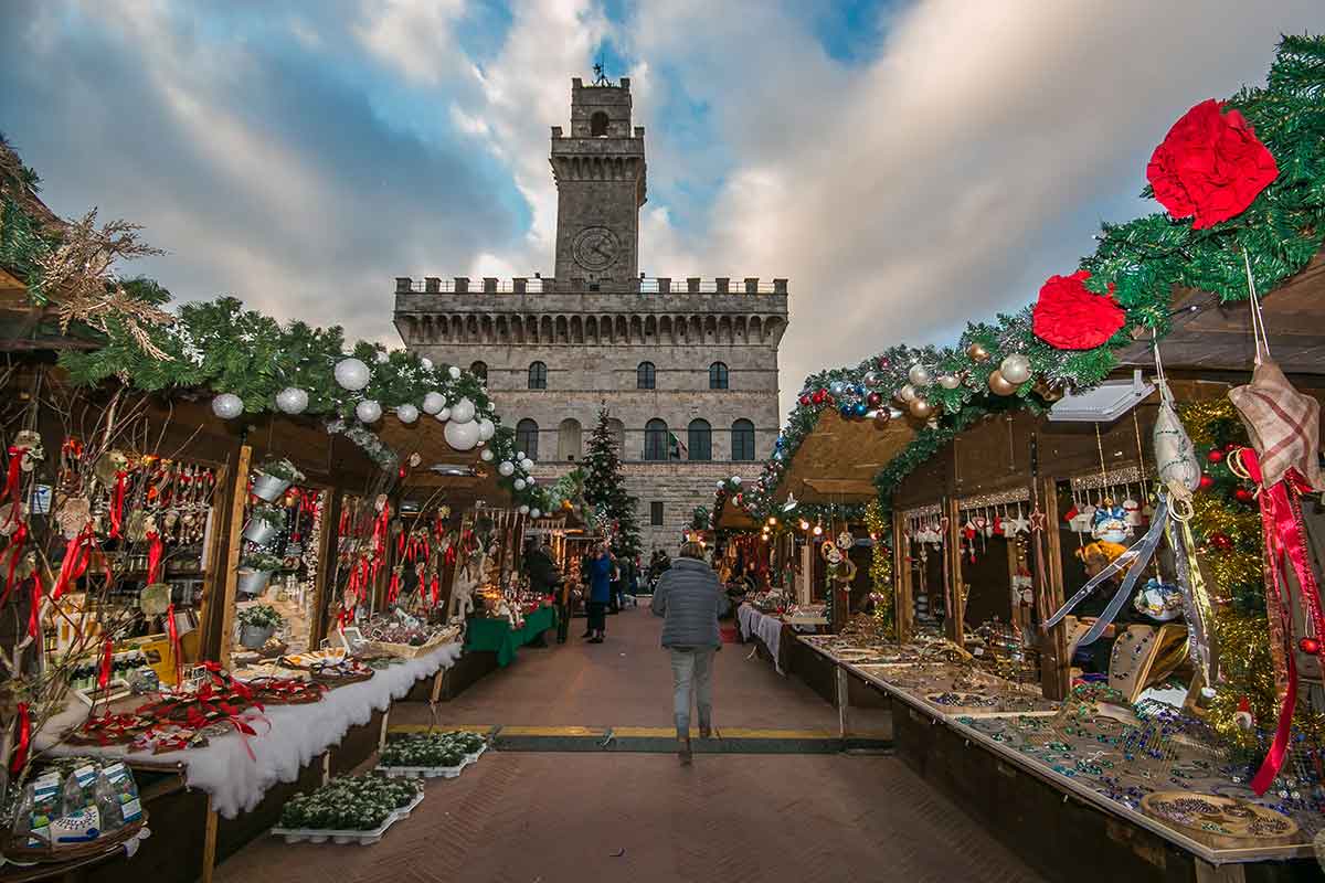 / Christmas markets in Piazza Grande in Montepulciano, Tuscany
