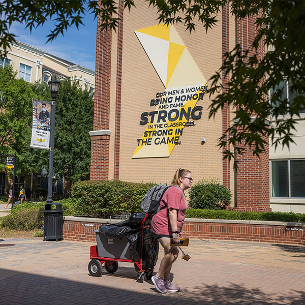 KSU Student pulling a wagon of her personal items moving into KSU housing.