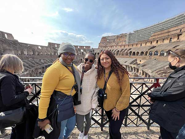 photo of KSU students in Italy