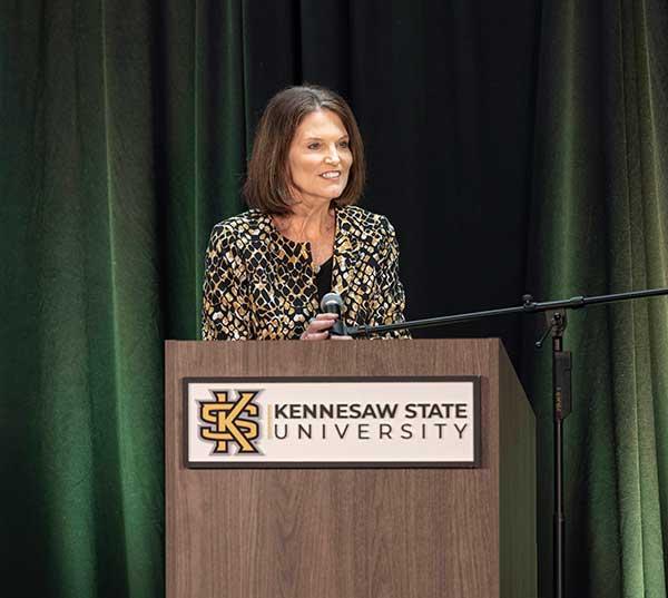  / ksu president at podium