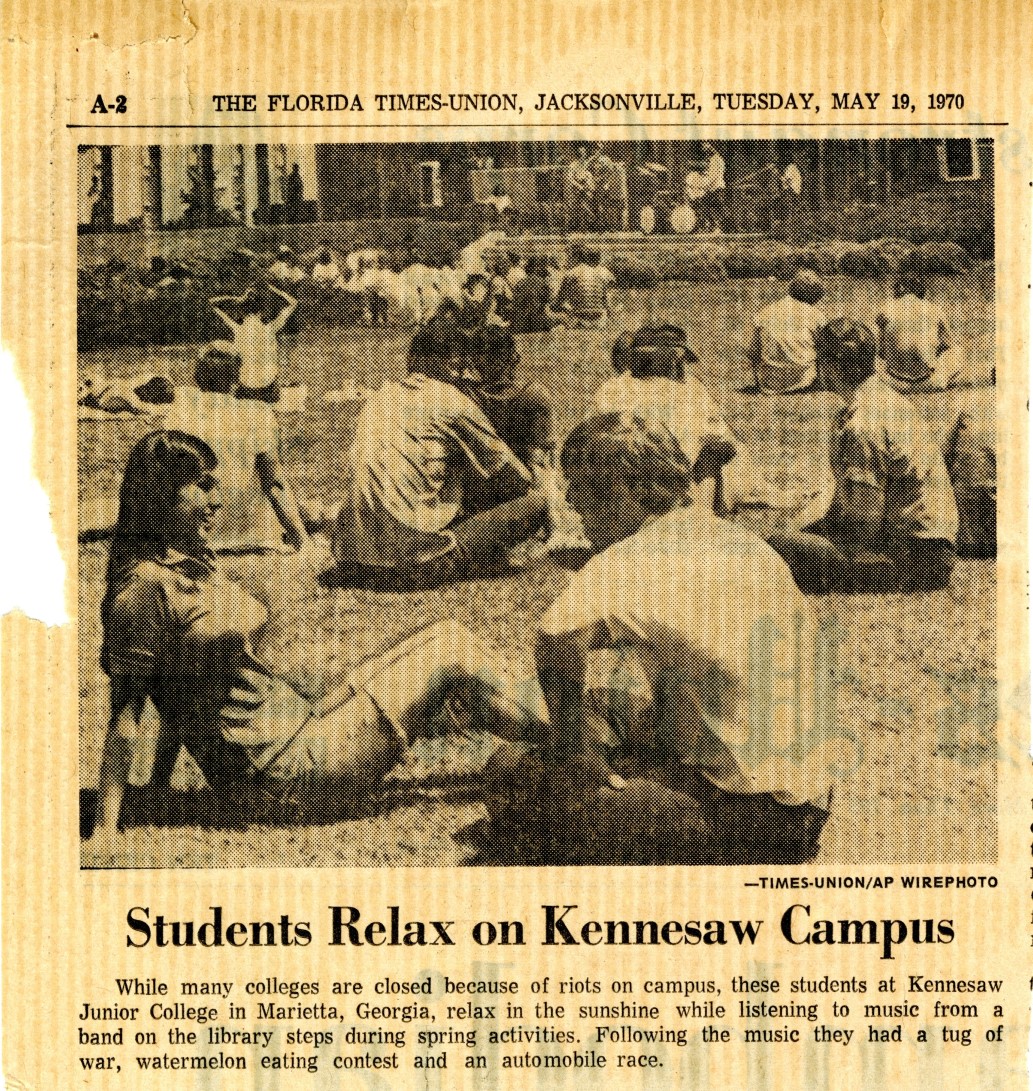 students relax on kennesaw campus