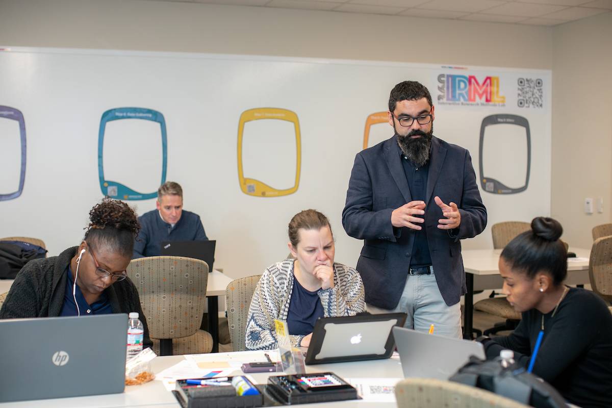 Professor of educational research Iván Jorrín-Abellán teaches graduate students to utilize the interactive Research Methods