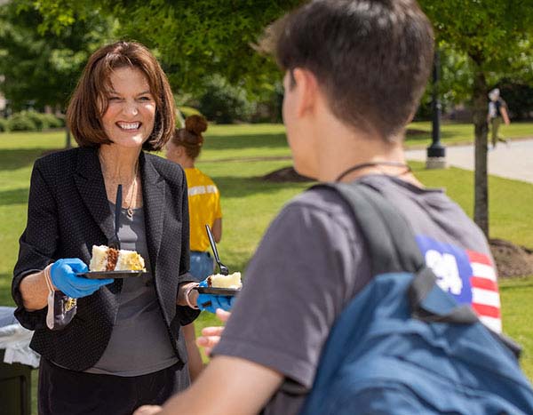 Kennesaw State Ushers In New Semester With Annual Cake Celebration News