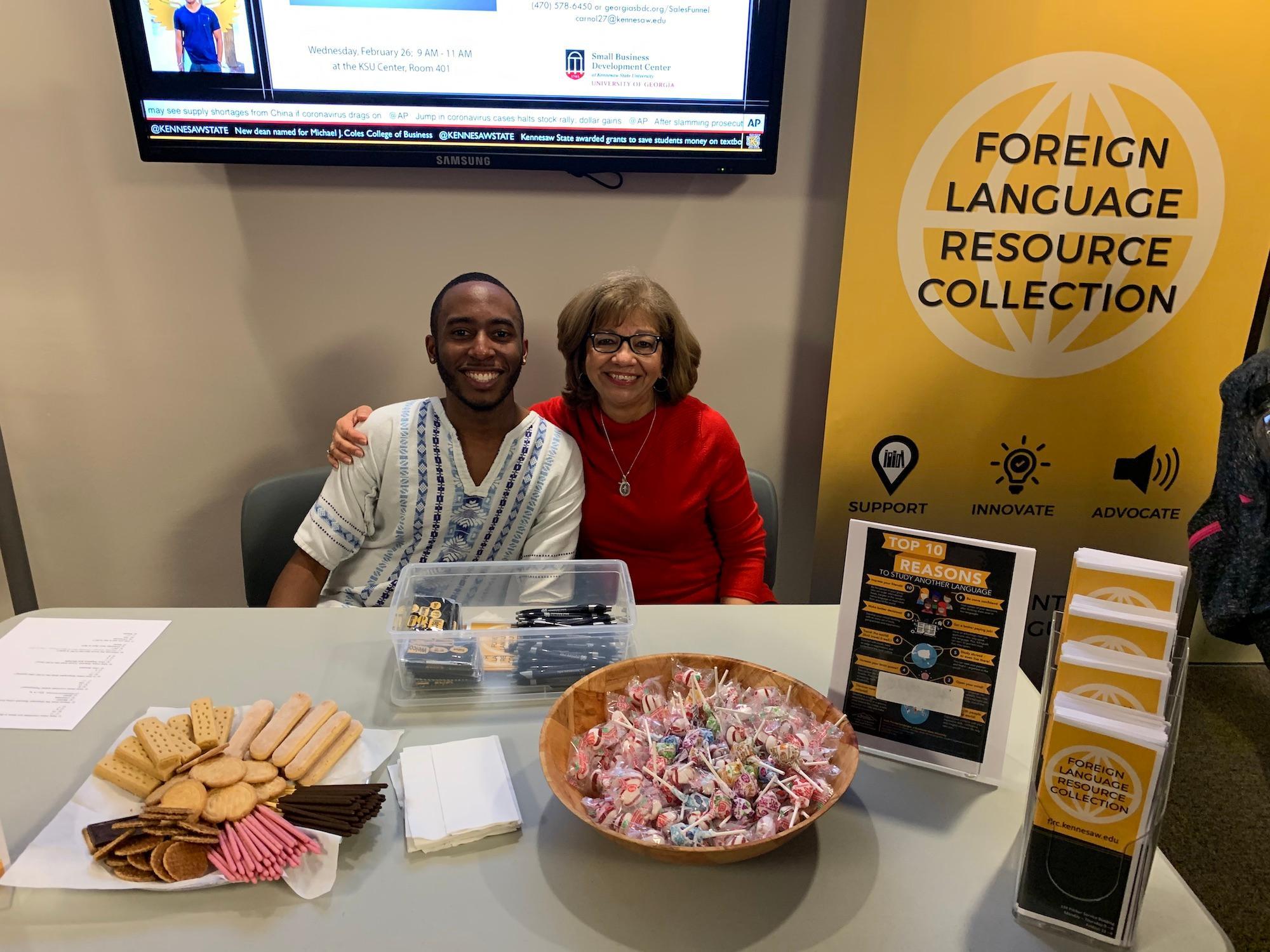 Artice (FLRC Tutor) and Patricia Wood (Senior Lecturer of Spanish) at the FLRC Table  / Artice (FLRC Tutor) and Patricia Wood (Senior Lecturer of Spanish) at the FLRC Table 