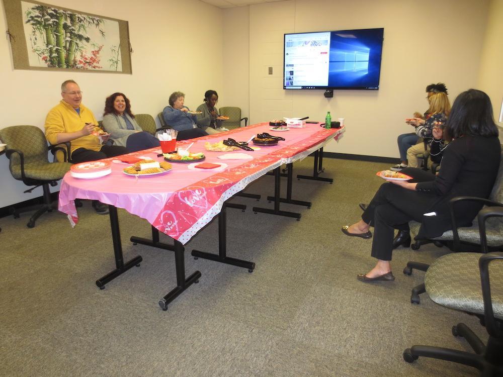  / room full of people celebrating friendship day