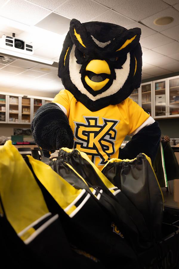  / ksu scrappy owl mascot posing with hands on his hips