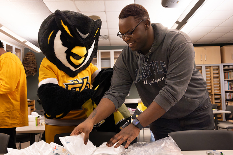 student volunteers at ksu working together putting product on table