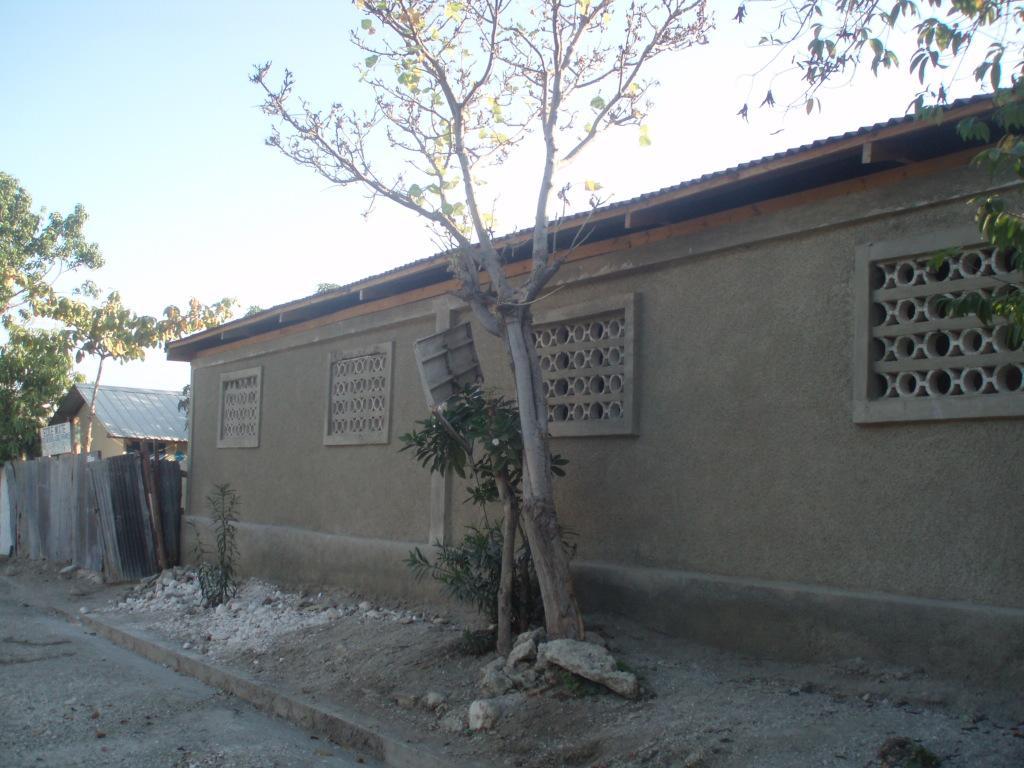  / A school building built with rubble technology.