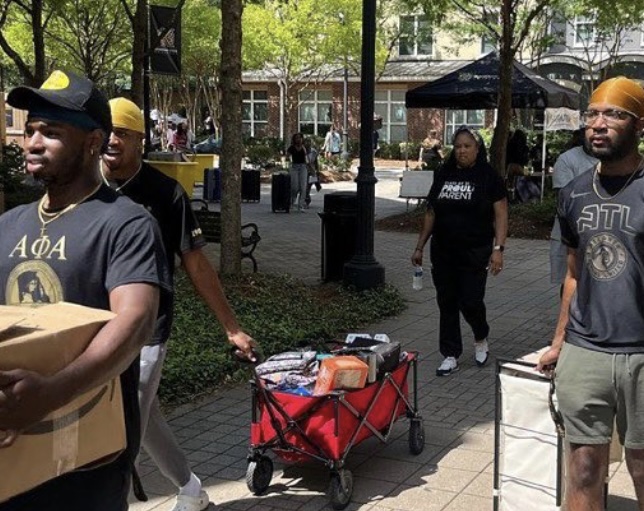 students moving into dorms / 