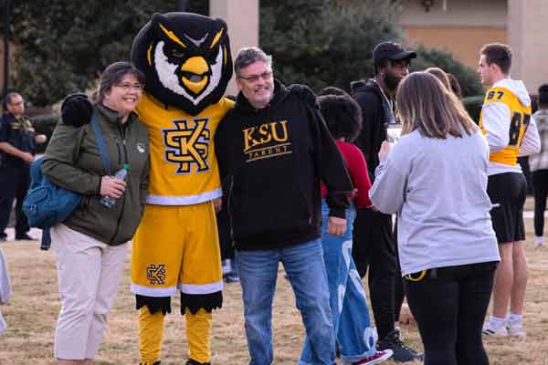 ksu parent posing with scrappy