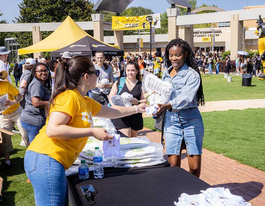 ksu students at weeks of welcome.