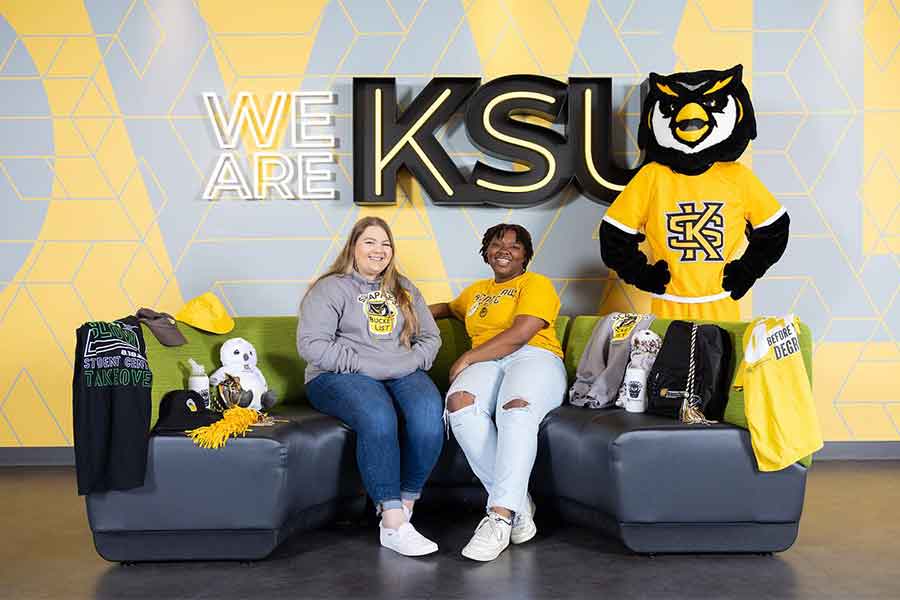 Two KSU first place scrappy bucket list winners taking a picture with Scrappy.