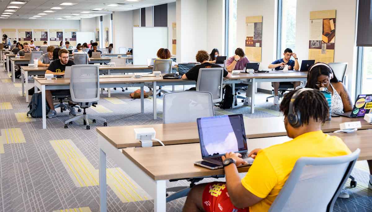 ksu Academic Learning Center student study lounge, students working on laptops