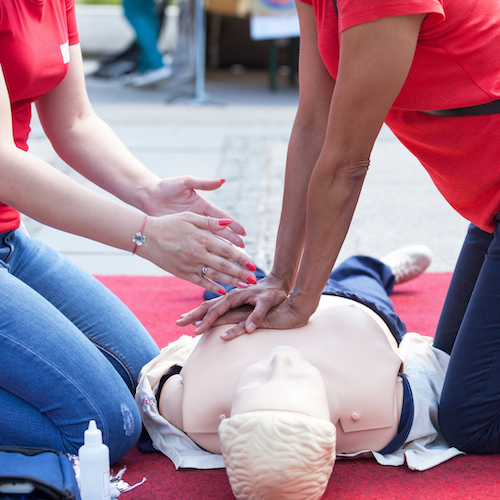 ksu student perfroming CPR on dummy