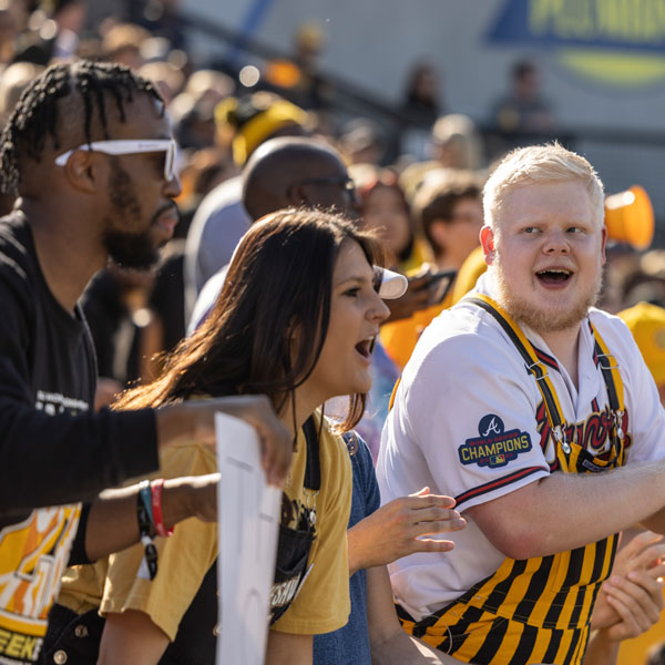 ksu students cheering at football game